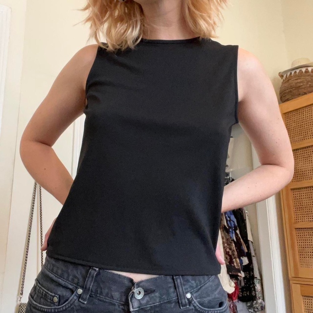 Liz Claiborne Black Fitted Sleeveless Muscle Tee